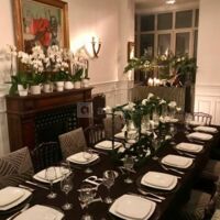 Salon dinatoire pour les diners privés dan cadre cheminée cosy