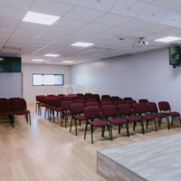 Vue avant avec chaises et estrade - Salle Riviera