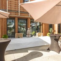Cocktail sur la terrasse ensoleillée