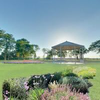 Kiosque et parc arboré