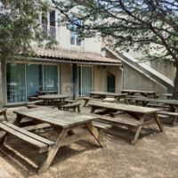 Terrasse devant salle garrigue