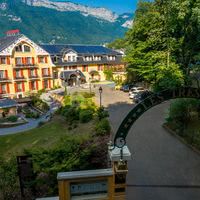 Les Trésoms Lake & Spa Resort
