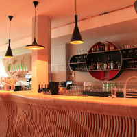 Le bar en bois chaud fait sur-mesure