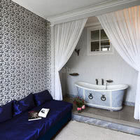 La salle de bain de la chambre jaune