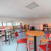 Salle 2 avec tables hautes