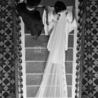 Mariés dans l'escalier