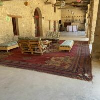 Tapis et banquettes à votre disposition