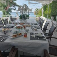 Petit dejeuner sur la salle à manger d'été face a la mer