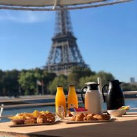 Petit-déjeuner en face de la Tour Eiffel