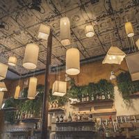 Projet artistique « Nuage » Une série de vingt suspensions réalisées entièrement à la main. Effet nuage représenté par les tons blanc/crème, les différentes formes et points de fixations.