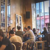 Salle « dynamique » 50 m², nombreuses assises hautes, long bar, sonorisation importante, 35 places assises