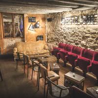 Salle « cinema » 40 m², nombreuses assises basses, effet « salon », photomaton 4 poses, 33 places assises