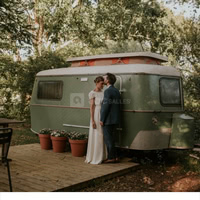 La petite caravane des mariés! by Coralie Monnet photographe