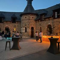 Soirée devant le batiment de la Basse-Cour