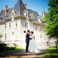 MARIÉS DEVANT LE CHÂTEAU
