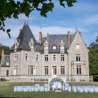 CÉRÉMONIE DERRIÈRE LE CHÂTEAU