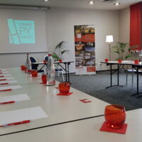 Salon Pyrénées - Mise en place en U - Carré Py' Hôtel *** Bagnères de Bigorre