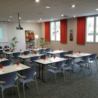 Salon Pyrénées - Mise en place en classe - Carré Py' Hôtel *** Bagnères de Bigorre