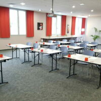 Salon Pyrénées - Mise en place en classe - Carré Py' Hôtel *** Bagnères de Bigorre