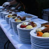 Distribution des assiettes par le traiteur