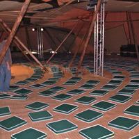 Le tipi géant est un lieu insolite et original pour vos conférences, projections, etc ...