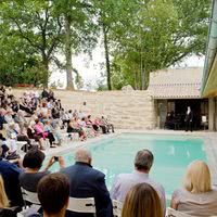 Un récital autour de la piscine