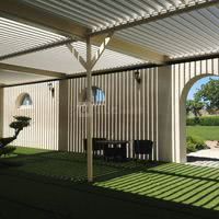 Patio et son toit bioclimatique ouvert