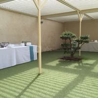 Mise en place du vin d'honneur dans patio