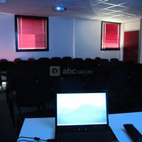 Ecran et video-projecteur integres a la salle