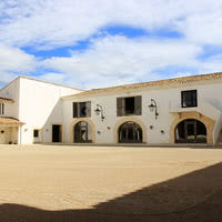 La cour du mas