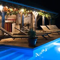 Le poolhouse de la bergerie et sa piscine chauffée