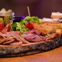 Planche beignets, charcuterie, fromages