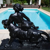 Une des nombreuses statues