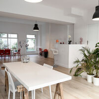 Un vaste espace de 140m² accessible depuis la rue