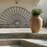 Enseigne et jarre aux  Bastidières