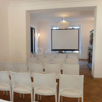 Grand salon séminaire avec écran et vidéo projecteur