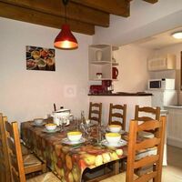 Salle à manger et cuisine équipée