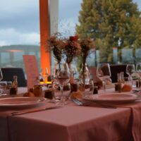 Aménagement table avec lac en fond
