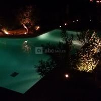 Piscine chauffée vue du bassin enfants de nuit