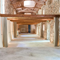 Salle de réception avec rideaux pour séparer