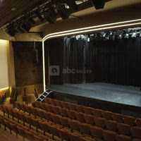 Scène salle majuscule