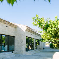 Terrasse devant la salle