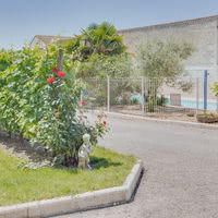 Parking et vue piscine hôtel oliveraie