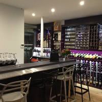 Un large choix de vins et épicerie fine