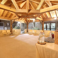 Espace clos éclairé, équipé, décoré et électrifié, pour cocktail, pause, repas, activité