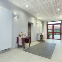Accueil, donne sur le parking, la salle, les toilettes, le couloir, la terrasse