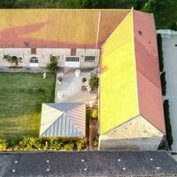 Domaine de plain-pied, salle avec accueil, jardin, terrasses, véranda, nombreux toilettes, parking accessible PMR