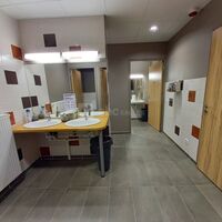 6 Toilettes équipés dont 1 accessible Personne à Mobilité Réduite