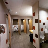 6 toilettes équipés dès l'accueil dont 1 pour personne à mobilité réduite