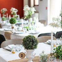 Salle préparée par le domaine puis décorée par les mariés et leur famille
